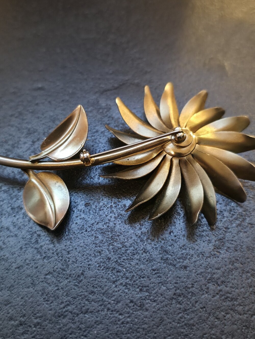 Vintage Mid-Century Gold Tone Floral Brooch | Faux Pearl Center | Circa 1960s - Picture 6 of 9
